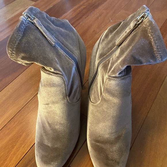 4” lavender velvet boot heals - Picture 7 of 8